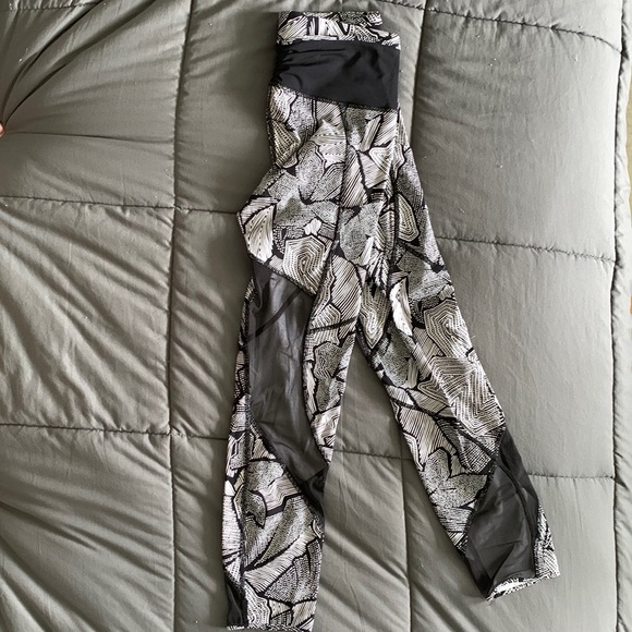Lululemon: mid rise, crop tights, mesh cutouts, side pockets. - Picture 1 of 5